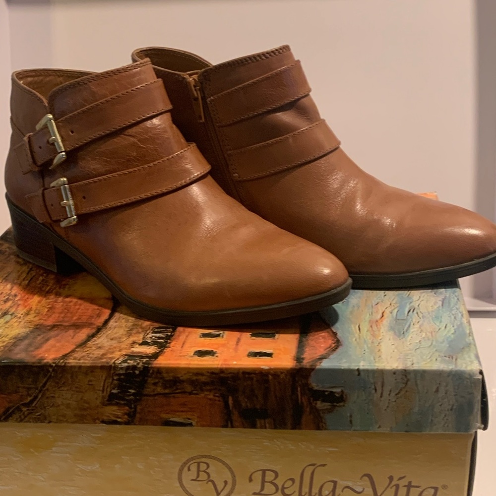 Womens Bella Vita tan Frankie Bootie 8.5M